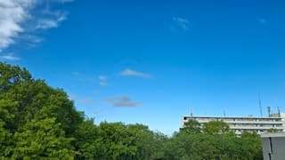 Zonnig en bijna strakblauwe lucht