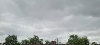 Bewolkt met regen 