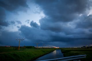 Regenwolken boven Schiphol 