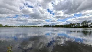 Mix van stapelwolken en blauwe luchten weerspiegeld in deze plas