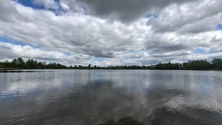 Voornamelijk donkere stapelwolken boven deze plas