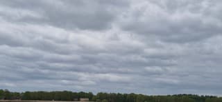 Donkere stapelwolken boven Ruinen 