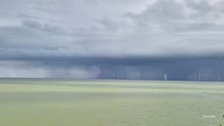 Regenbui boven IJsselmeer