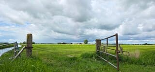 Mooie regenwolken boven de Groninger landerijen vanmiddag 