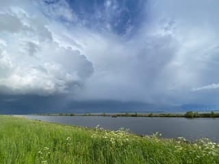 Donkere wolken en zon