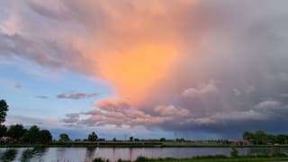 Een oranje hart in de wolken