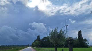 donkere wolken pakken zich samen