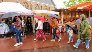 Nat en regenachtig braderieweer