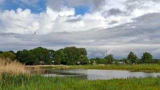 Wolkenlucht met opklaringen 