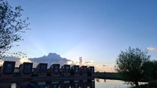 Zonlicht achter de grijze wolken