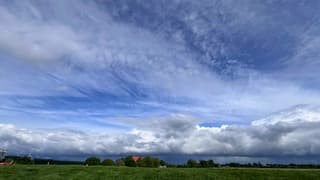 Blauwe luchten met zware bui