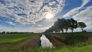 Zon en wolkenvelden; tussen de buien door