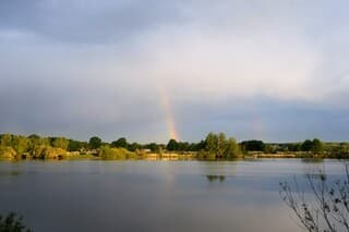 Regenboog tijdens zonsopkomst 