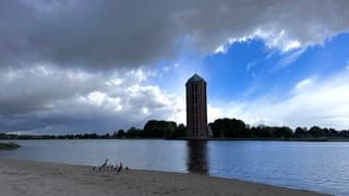 Dreigende wolken boven de westeinderplassen 