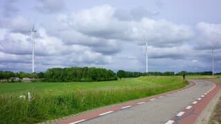 Zon, wolken en wind langs de Lekdijk 