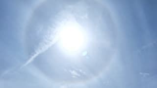 zon, halo en wolken in de middag
