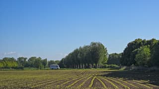 Blauwe lucht met camper