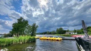 Felle zon met donkere wolken 