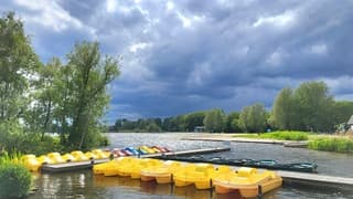 Felle zon met donkere wolken bij de Vlietlanden