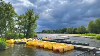 Felle zon met donkere wolken bij de Vlietlanden