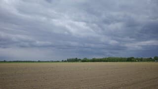 Indrukwekkende buienlucht begin middag in Midden-Nederland 