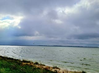 Donkere wolken boven het IJsselmeer-Kornwerderzand