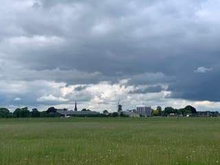 Molen kerk wolken
