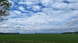 begin middag beetje blauw in de grijze lucht