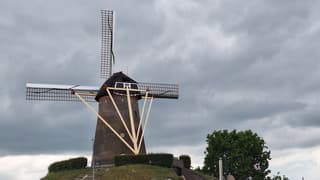 later in middag donkere wolken 