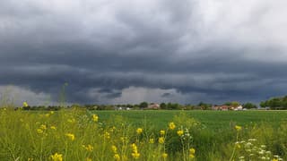 een super donkere wolk komt er aan