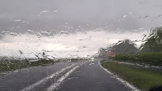donkere regenwolken trekken over