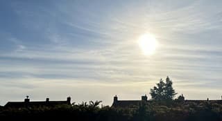 Zon en sluierwolken.