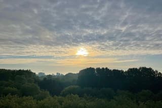 De dag begon met zon maar om 7 uur werd ze al bedekt door bewolking 