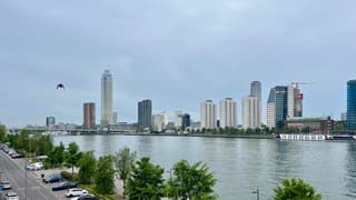 Grijze lucht boven rustige rivier 