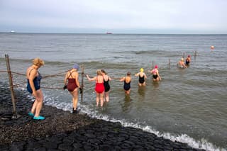 Dapper iedere dag de zee in van 15 graden