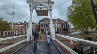 Toeristen in de regen, gelukkig kleine buitjes