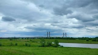 Donkere wolken boven de Waal vanmiddag in Tuil
