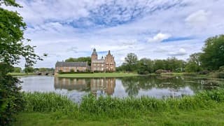 Mooie stapelwolken boven kasteel