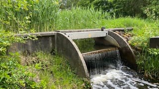Water vloeit weg. Genoeg gevallen.