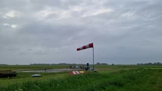 Stevige wind op het vliegveld van Texel 