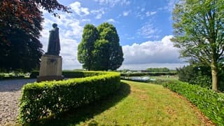 Blauwe luchten inmiddels weer, wat stapelwolken, en de bomen vol in bloei hier in Tubbergen, tijdstip foto 15.29 uur.