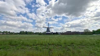 Stapelwolken vandaag en volop zon boven deze molen in Voorst, tijdstip foto 12.08 uur.