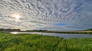 Ruim 1,5 uur voor de zonsondergang in Blokzijl, de zon schijnt door een mooi wolkendek heen, tijdstip foto 19.25 uur.