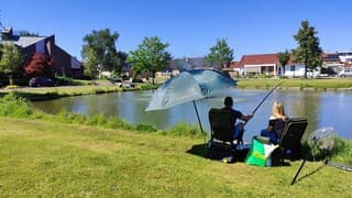 Ontspannen aan de visvijver.