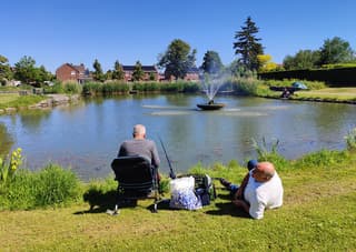 Ontspannen en bijkletsen aan de visvijver.