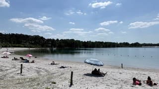 Blauwe lucht met wat wolkjes