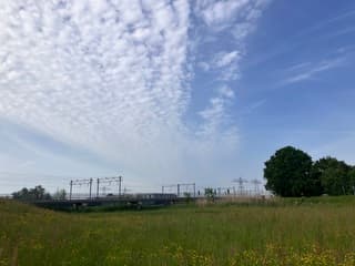 Wolkjes en blauwe lucht