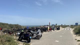 Volle fietsenstalling bij het strand  