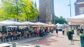 Het was vanmorgen al druk op het terras tijdens de weekmarkt