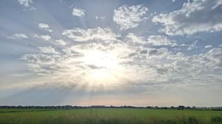 zonnige stralen komen achter wolk vandaan
